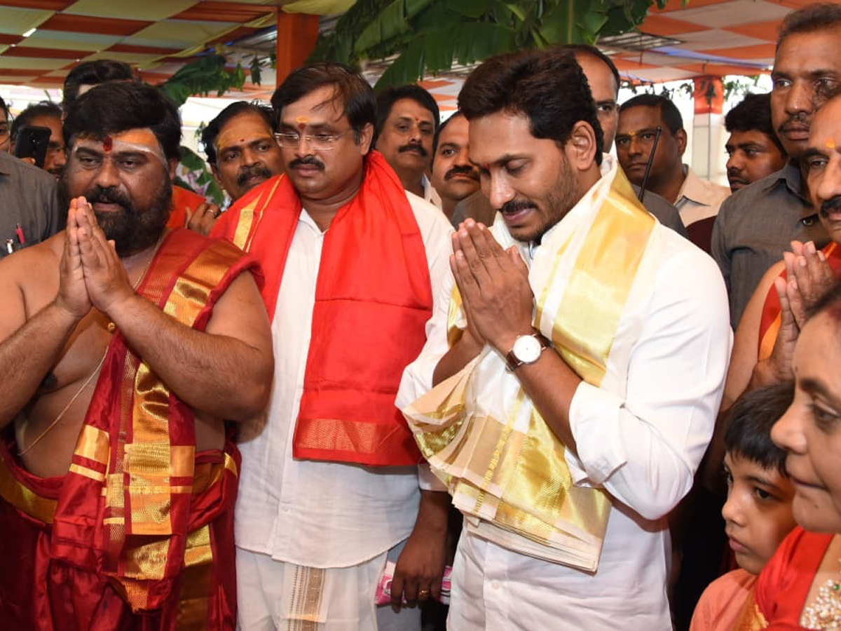 ys Jagan Attends Maha Rudra Sahitha Chandi Yagam Purnahuti Photo Gallery - Sakshi1