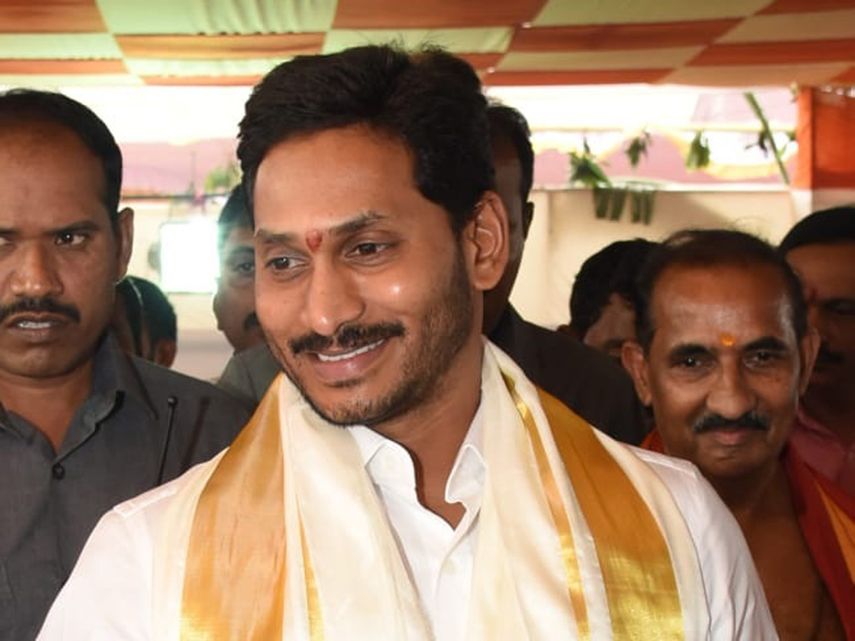 ys Jagan Attends Maha Rudra Sahitha Chandi Yagam Purnahuti Photo Gallery - Sakshi10