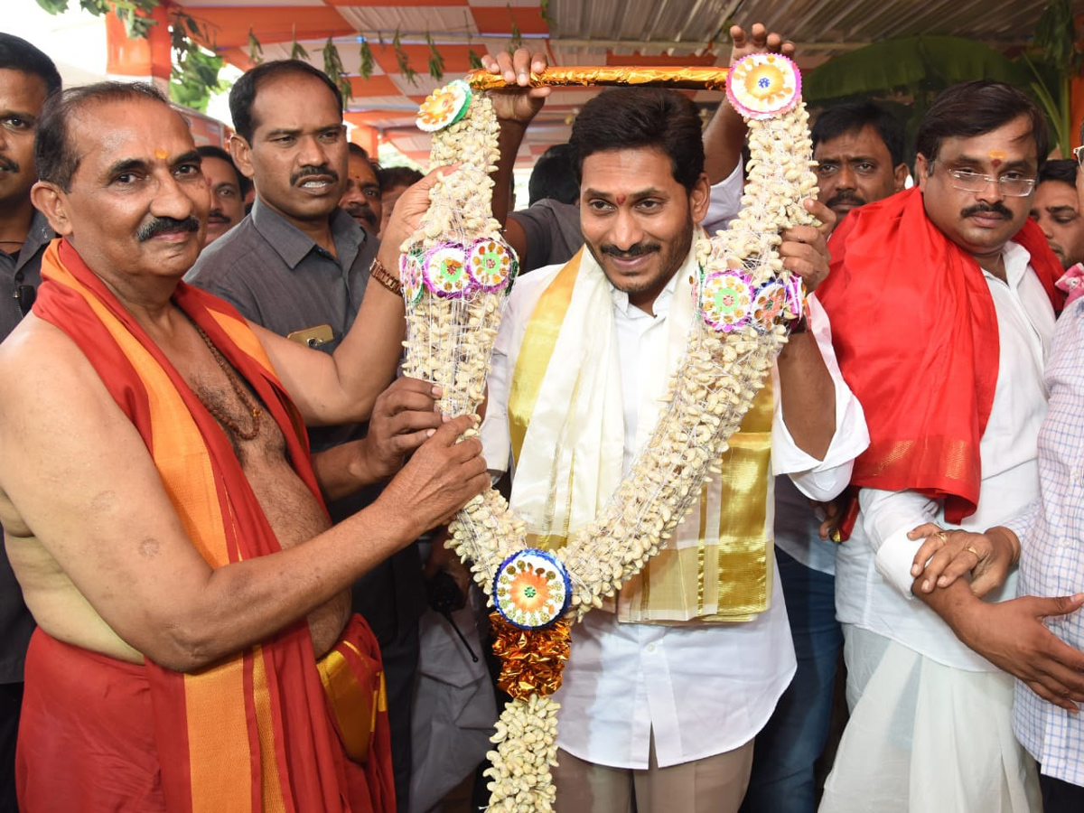 ys Jagan Attends Maha Rudra Sahitha Chandi Yagam Purnahuti Photo Gallery - Sakshi2