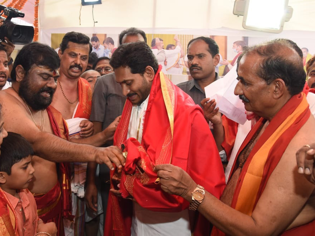 ys Jagan Attends Maha Rudra Sahitha Chandi Yagam Purnahuti Photo Gallery - Sakshi3