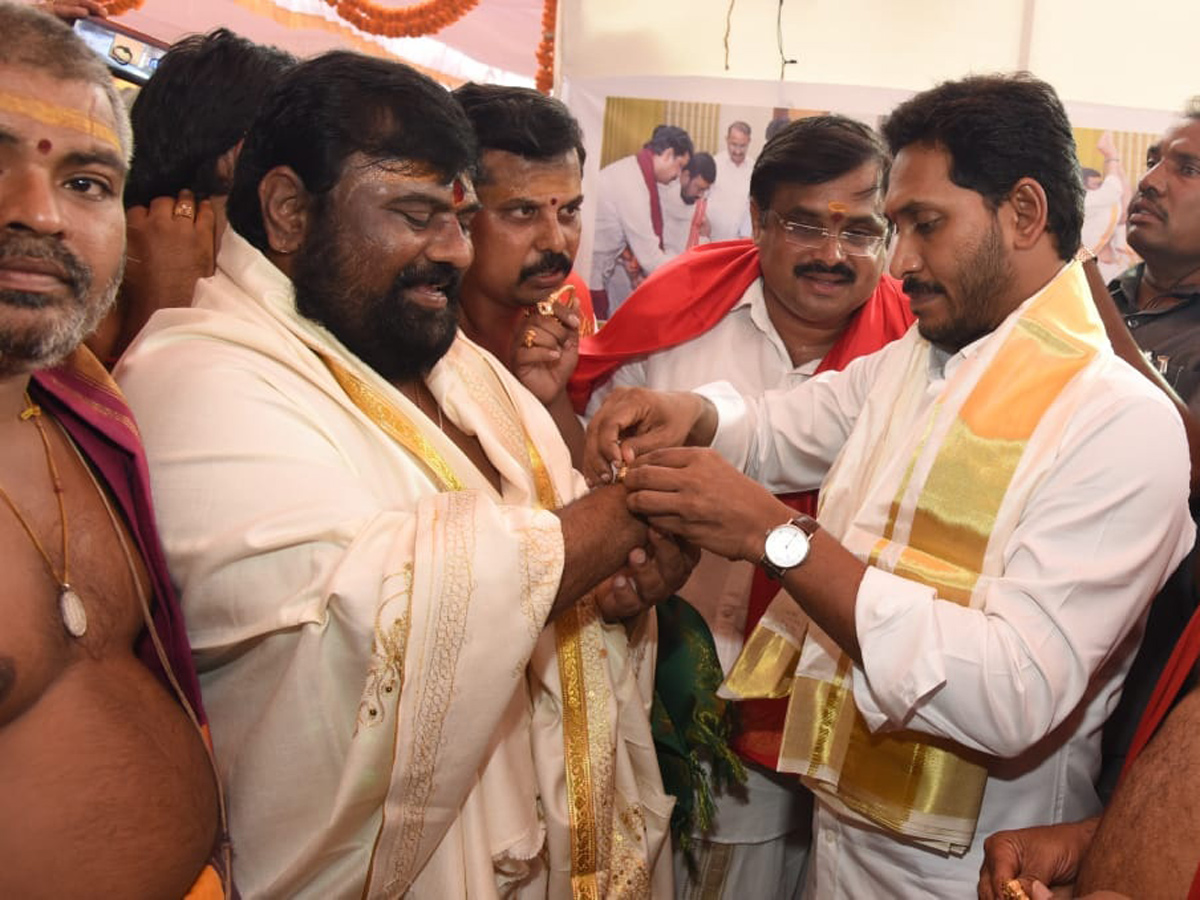 ys Jagan Attends Maha Rudra Sahitha Chandi Yagam Purnahuti Photo Gallery - Sakshi4