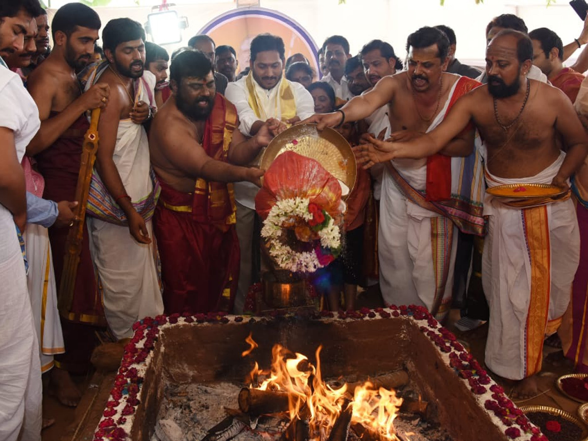 ys Jagan Attends Maha Rudra Sahitha Chandi Yagam Purnahuti Photo Gallery - Sakshi5