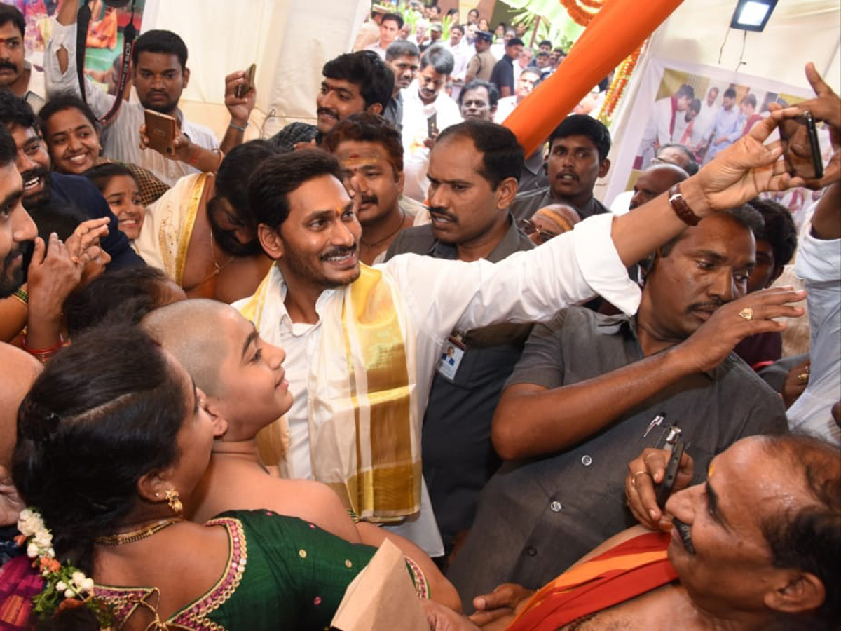 ys Jagan Attends Maha Rudra Sahitha Chandi Yagam Purnahuti Photo Gallery - Sakshi6