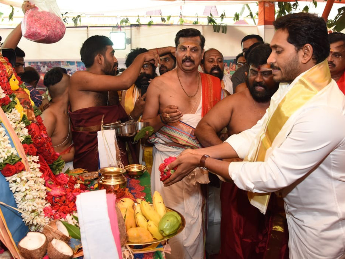 ys Jagan Attends Maha Rudra Sahitha Chandi Yagam Purnahuti Photo Gallery - Sakshi7