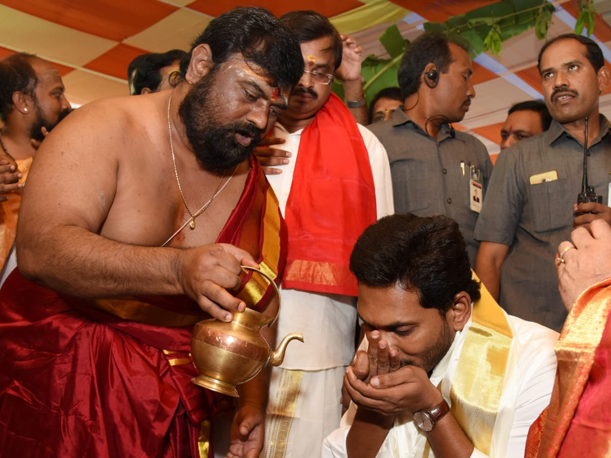 ys Jagan Attends Maha Rudra Sahitha Chandi Yagam Purnahuti Photo Gallery - Sakshi8