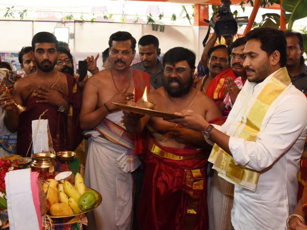 ys Jagan Attends Maha Rudra Sahitha Chandi Yagam Purnahuti Photo Gallery - Sakshi9