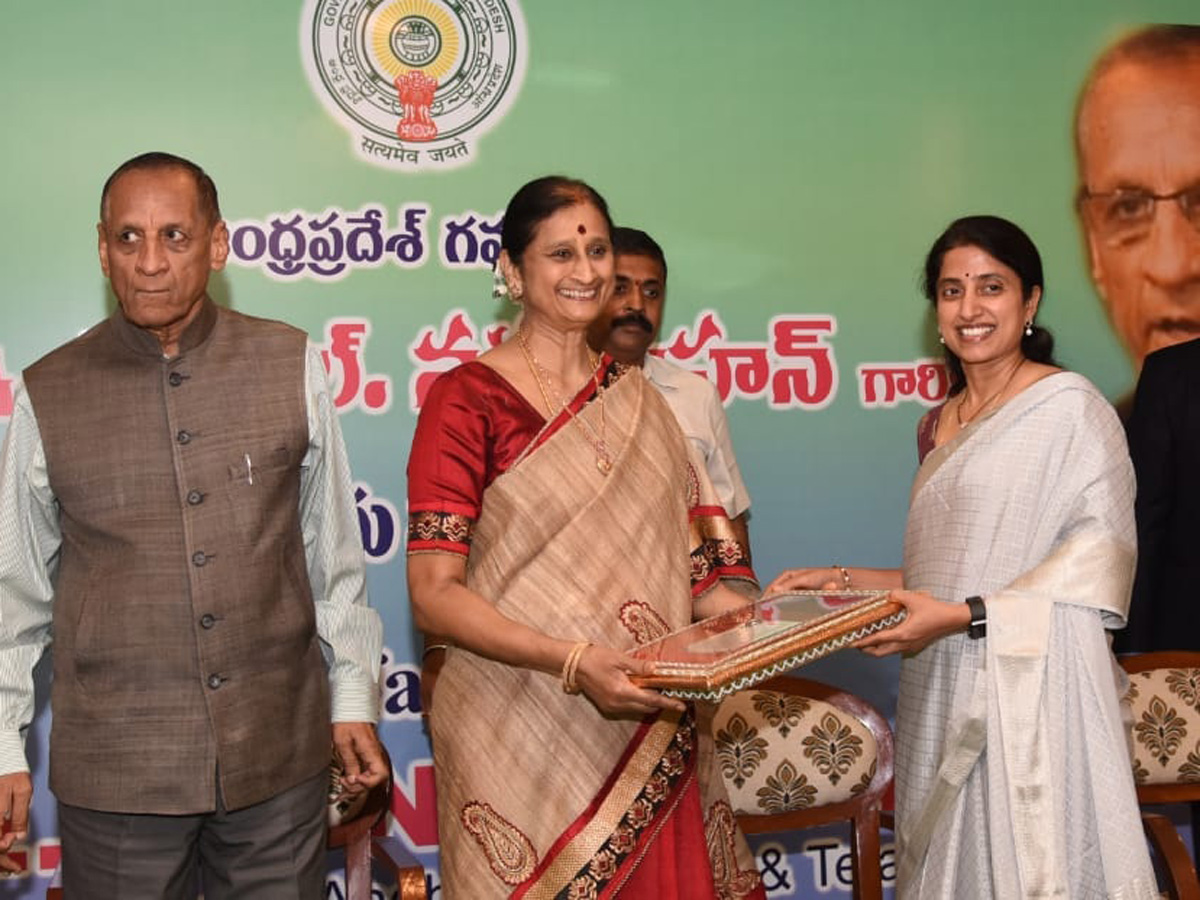 Farewell for Governor ESL Narasimhan In Vijayawada Photo Gallery - Sakshi22