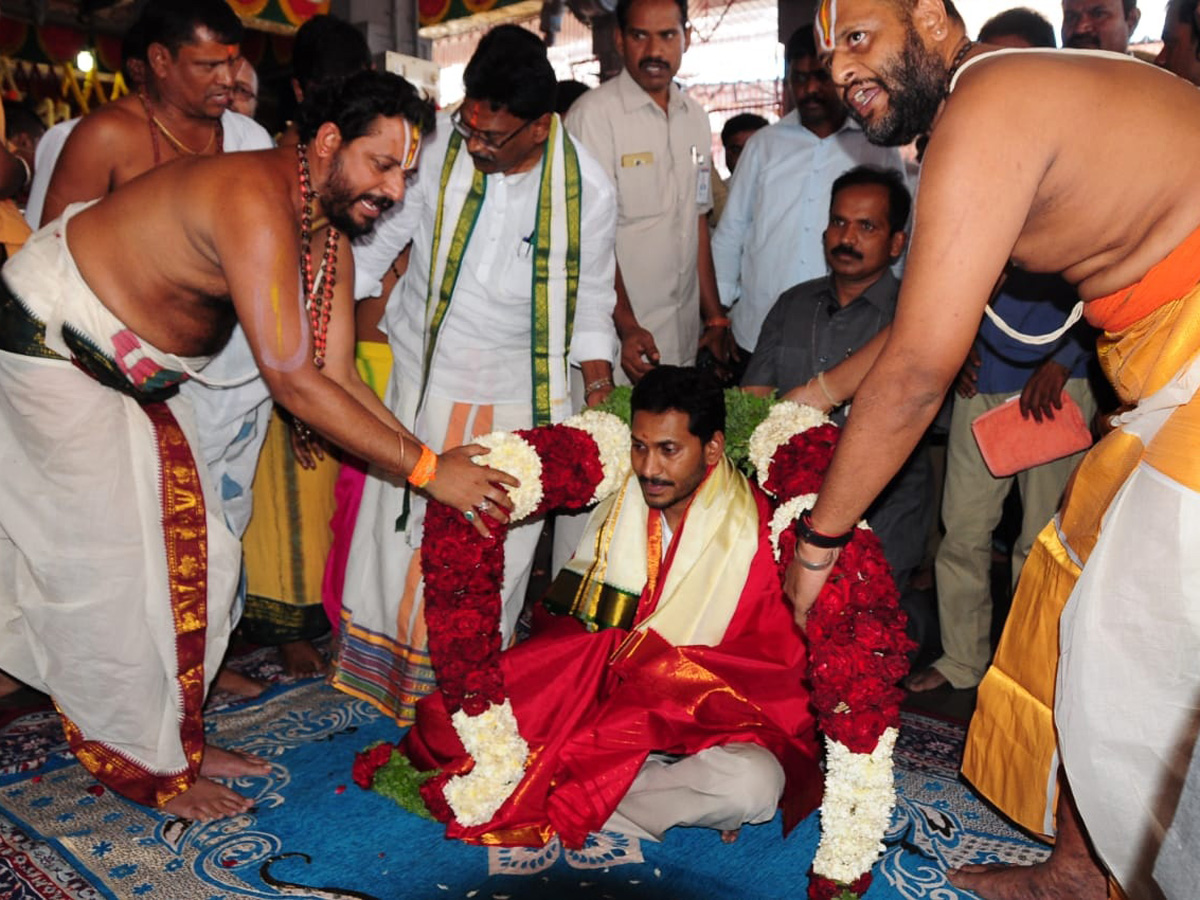 CM Ys Jagan Gisits Gandi Anjaneya Swamy Temple at Kadapa - Sakshi7