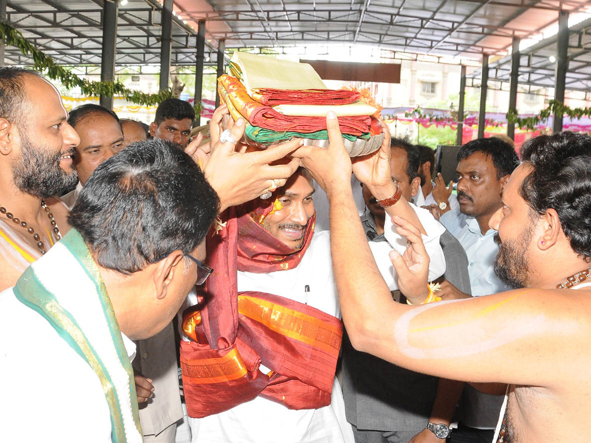 CM Ys Jagan Gisits Gandi Anjaneya Swamy Temple at Kadapa - Sakshi1