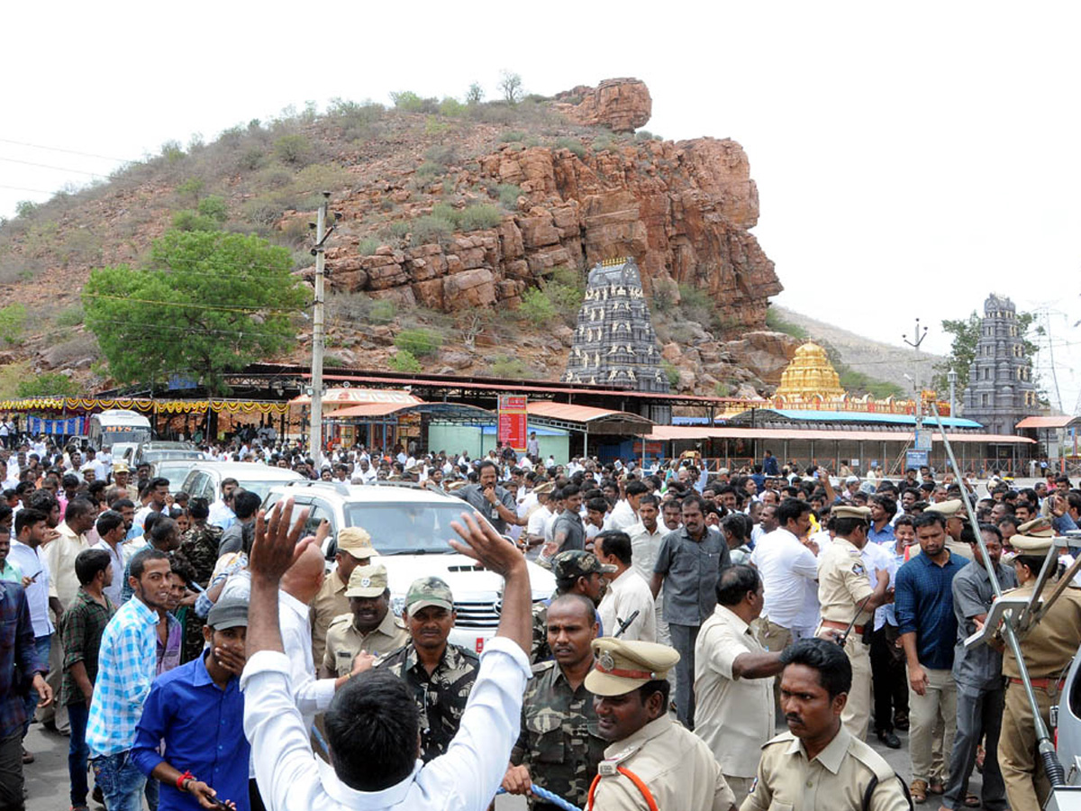 CM Ys Jagan Gisits Gandi Anjaneya Swamy Temple at Kadapa - Sakshi2