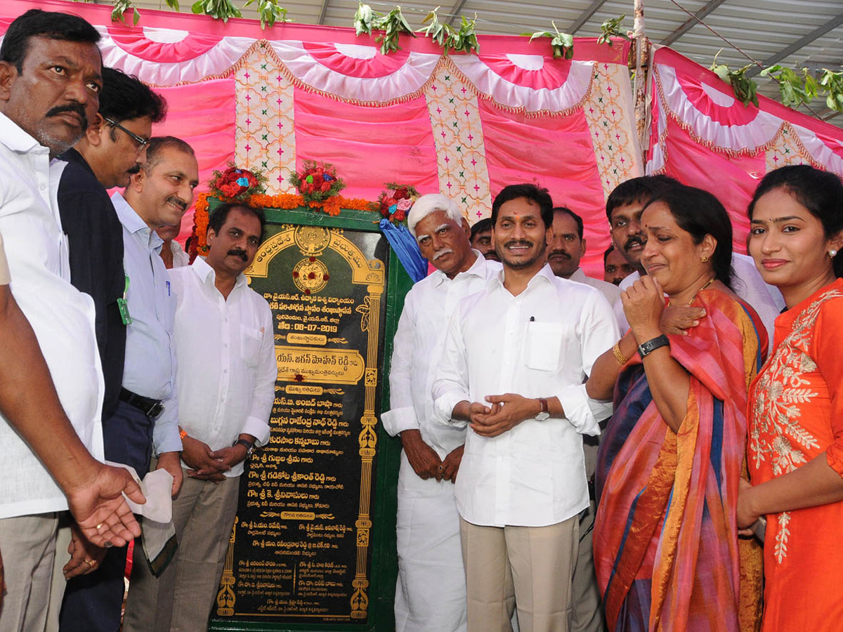 CM Ys Jagan Gisits Gandi Anjaneya Swamy Temple at Kadapa - Sakshi3