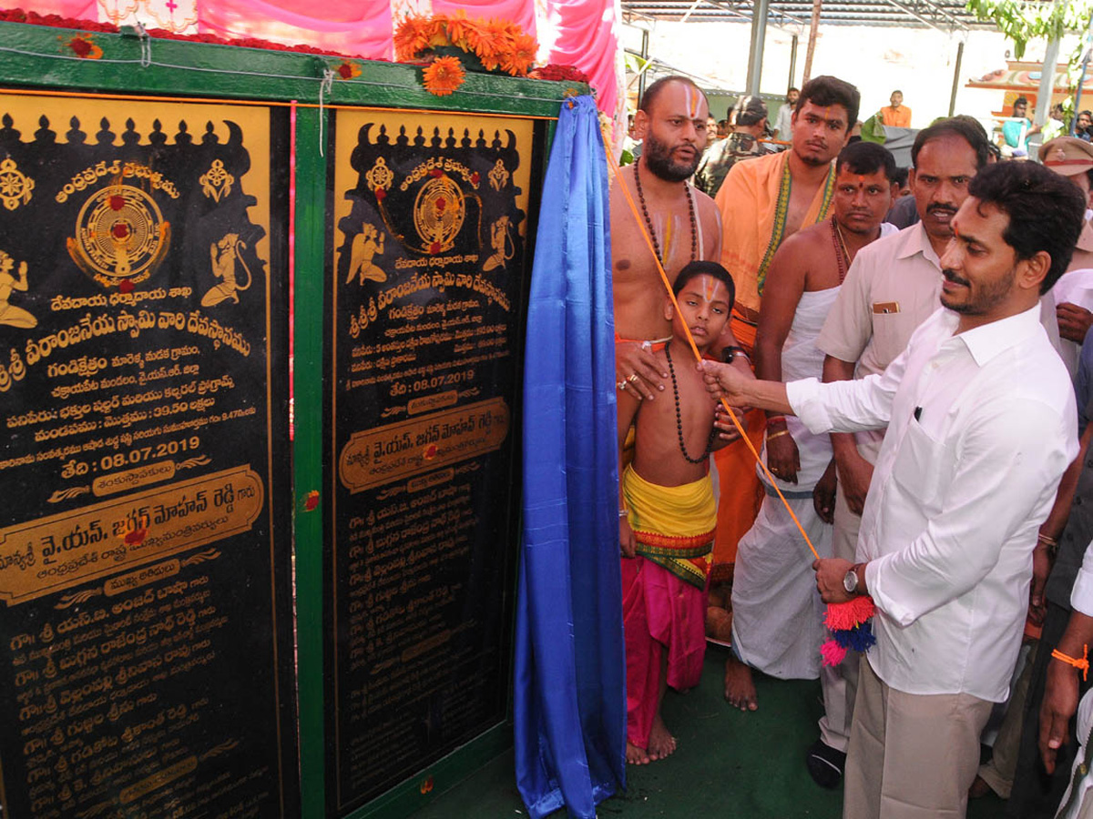 CM Ys Jagan Gisits Gandi Anjaneya Swamy Temple at Kadapa - Sakshi4