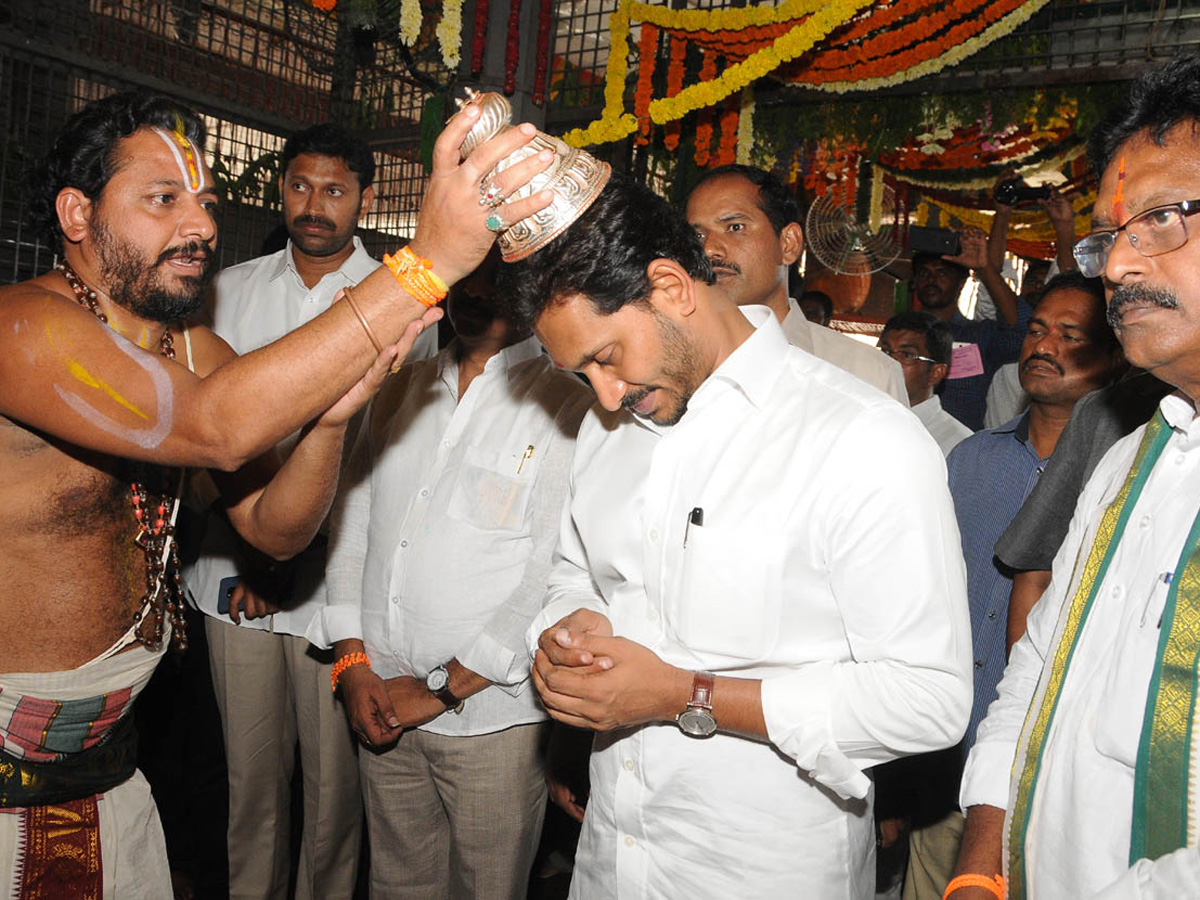 CM Ys Jagan Gisits Gandi Anjaneya Swamy Temple at Kadapa - Sakshi5