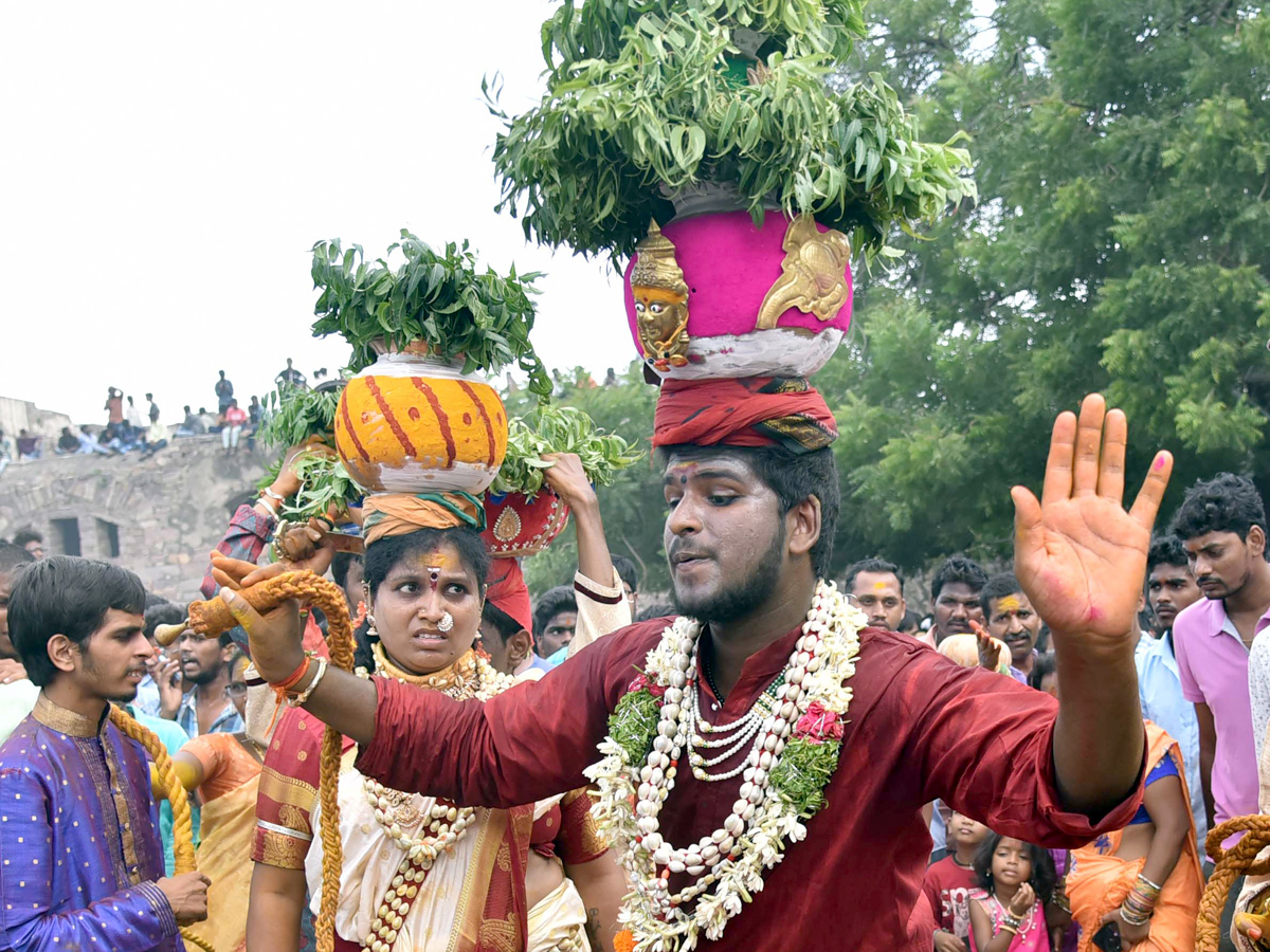 Bonalu festival kicks off at Golconda Fort Photo Gallery  - Sakshi1