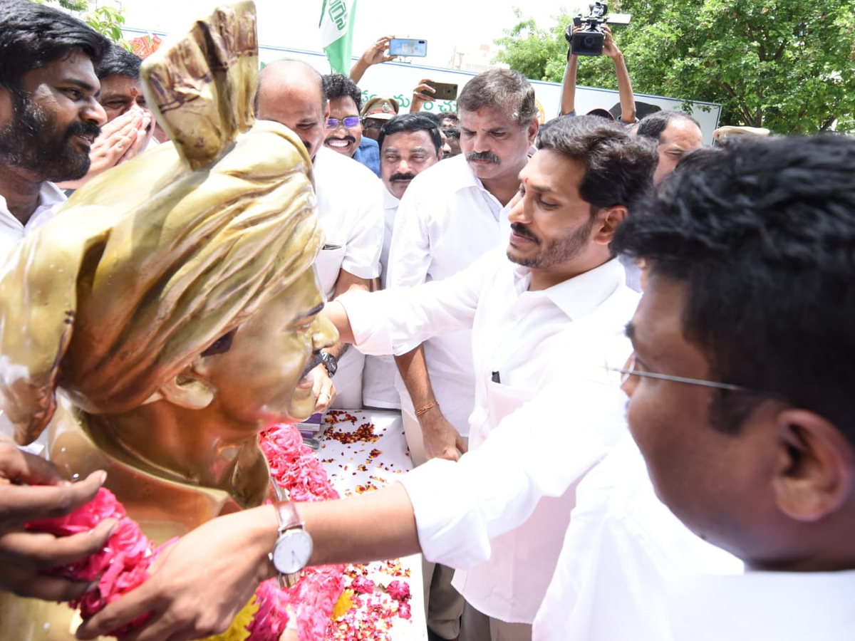 CM YS Jagan inaugurated YRCP Central Office In Tadepalli Photo Gallery - Sakshi7