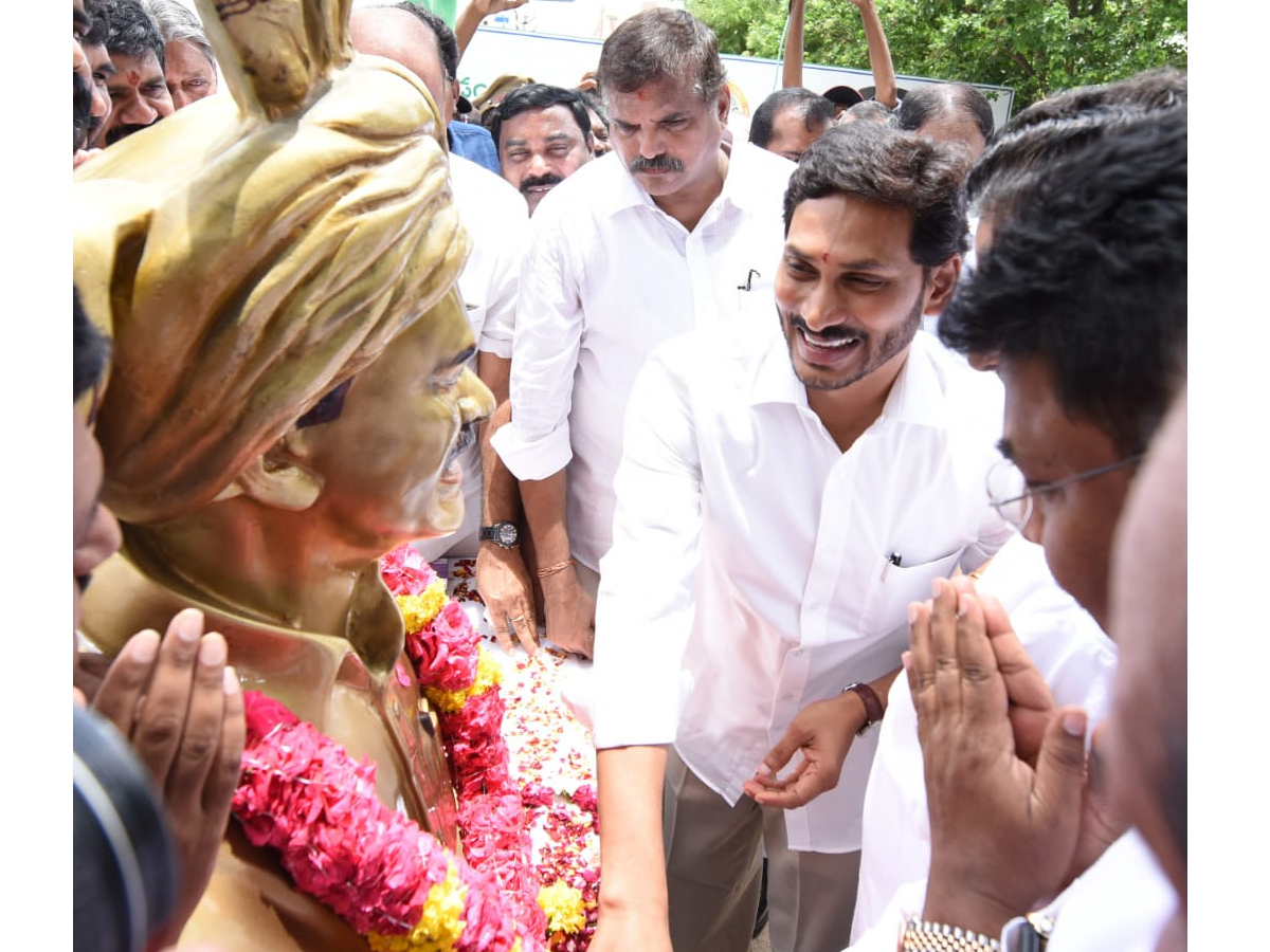 CM YS Jagan inaugurated YRCP Central Office In Tadepalli Photo Gallery - Sakshi8