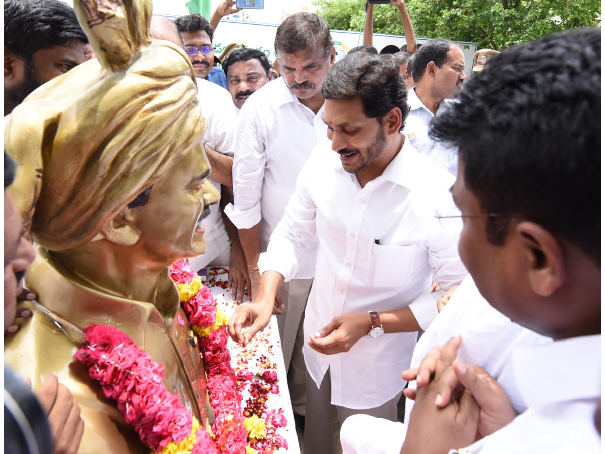 CM YS Jagan inaugurated YRCP Central Office In Tadepalli Photo Gallery - Sakshi10