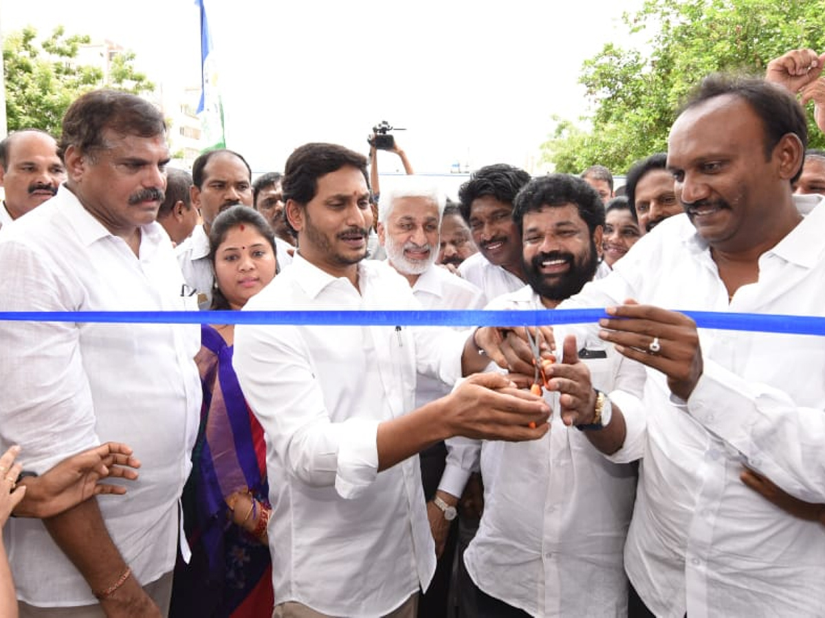 CM YS Jagan inaugurated YRCP Central Office In Tadepalli Photo Gallery - Sakshi1