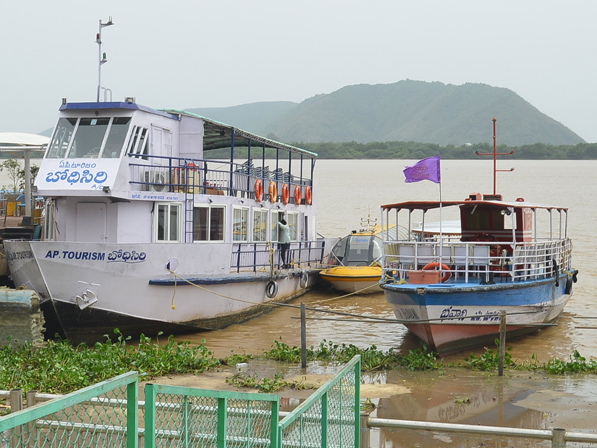 Record Level Flood Water Reaches Prakasam Barrage Photo Gallery - Sakshi17