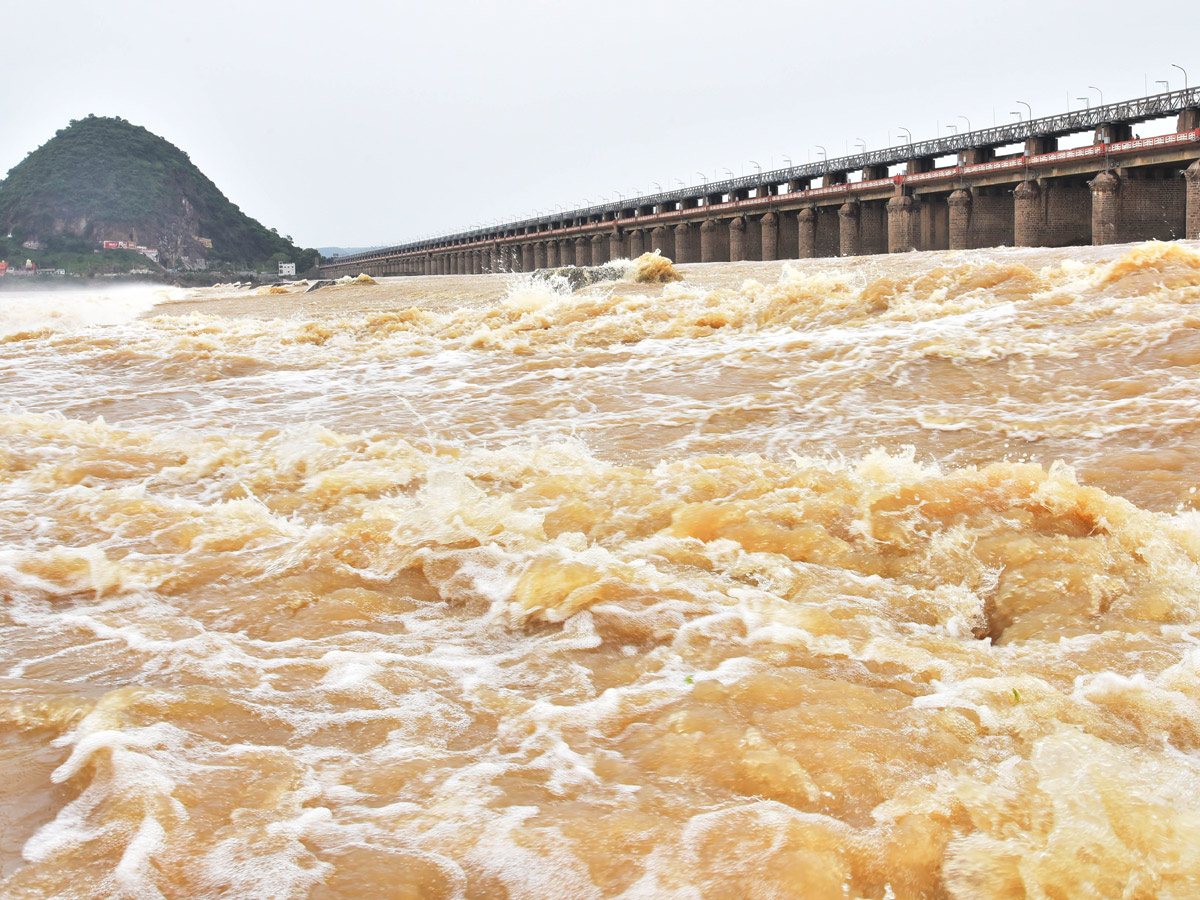 Record Level Flood Water Reaches Prakasam Barrage Photo Gallery - Sakshi2