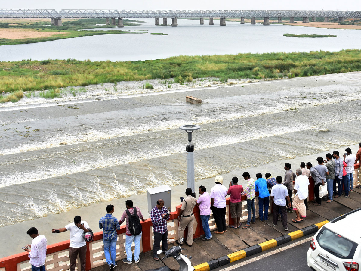 Record Level Flood Water Reaches Prakasam Barrage Photo Gallery - Sakshi21