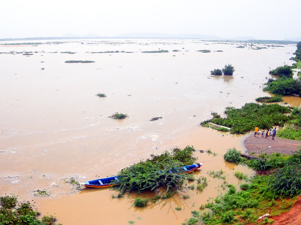 Record Level Flood Water Reaches Prakasam Barrage Photo Gallery - Sakshi24