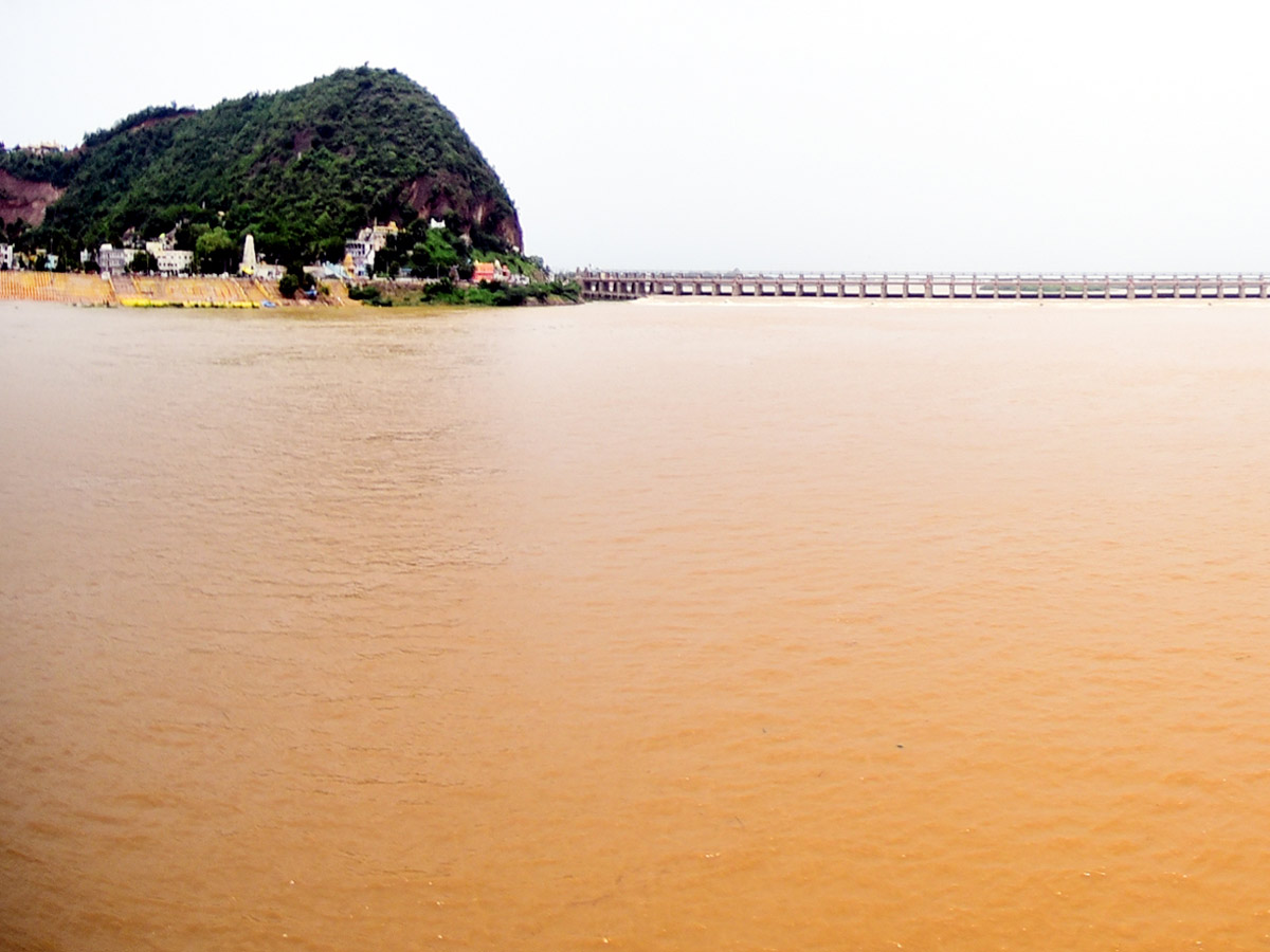 Record Level Flood Water Reaches Prakasam Barrage Photo Gallery - Sakshi25