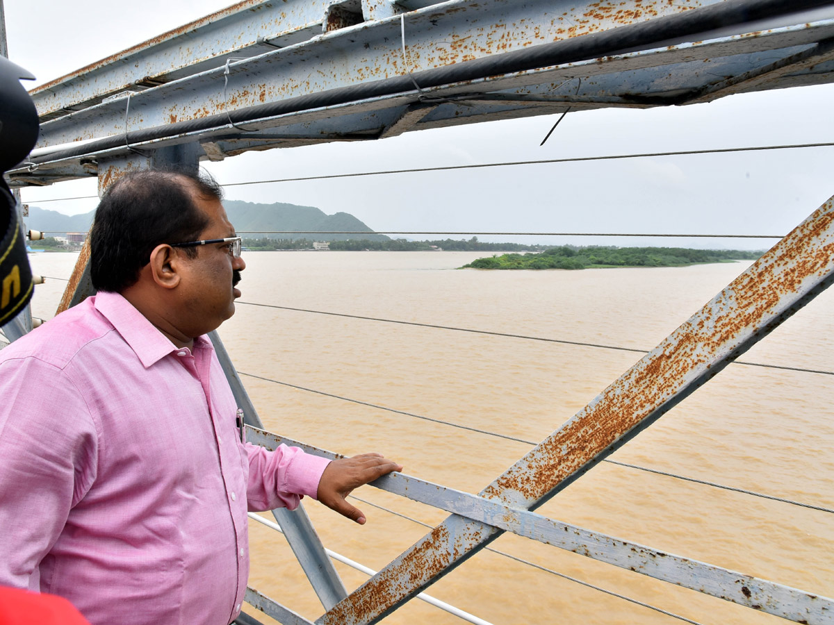 Record Level Flood Water Reaches Prakasam Barrage Photo Gallery - Sakshi28