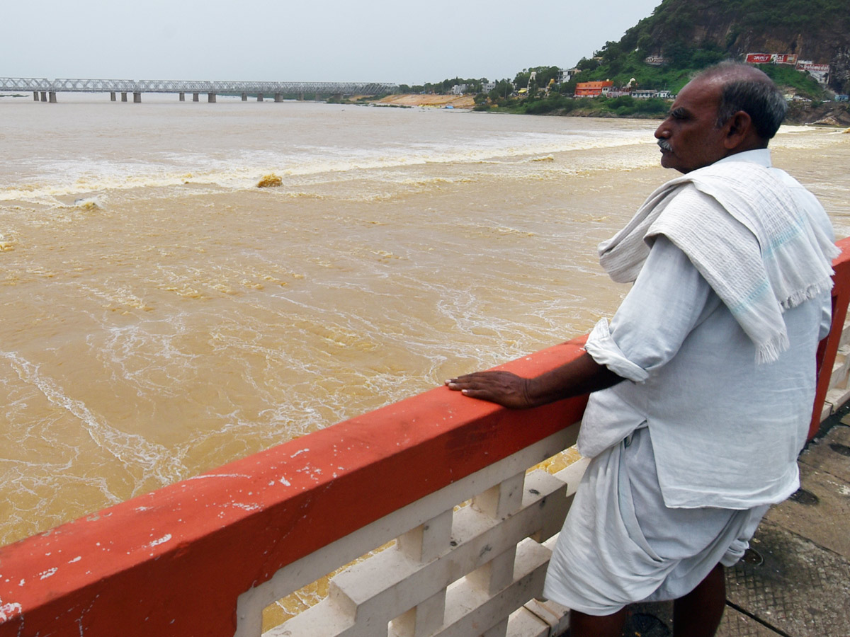 Record Level Flood Water Reaches Prakasam Barrage Photo Gallery - Sakshi33