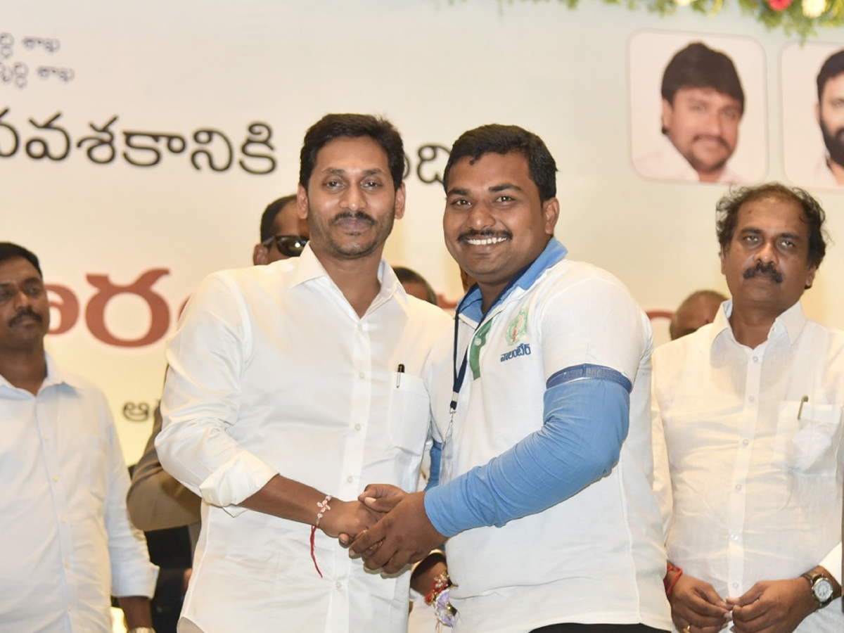 CM YS Jagan Mohan Reddy Starts Village Volunteer System Photo Gallery - Sakshi12