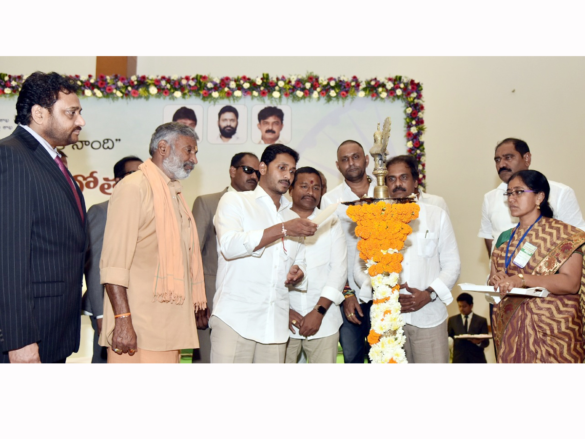 CM YS Jagan Mohan Reddy Starts Village Volunteer System Photo Gallery - Sakshi1