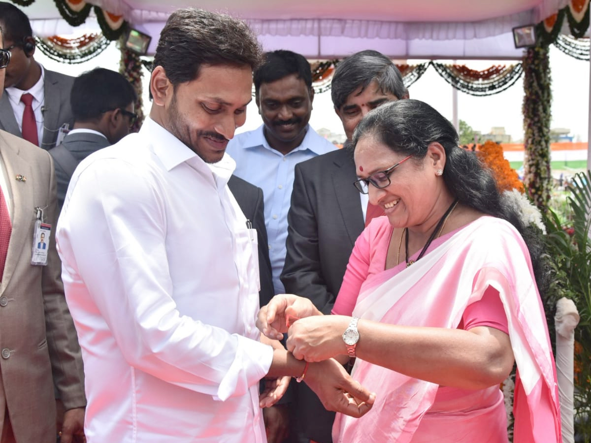 CM YS Jagan hoists national flag at Indira Gandhi stadium Photo Gallery - Sakshi2