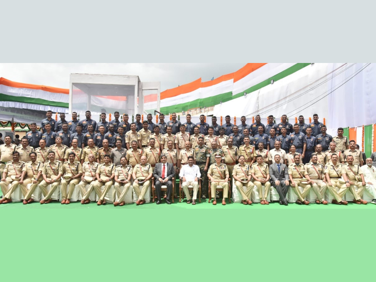 CM YS Jagan hoists national flag at Indira Gandhi stadium Photo Gallery - Sakshi11