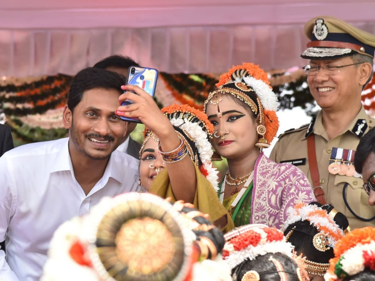 CM YS Jagan hoists national flag at Indira Gandhi stadium Photo Gallery - Sakshi12