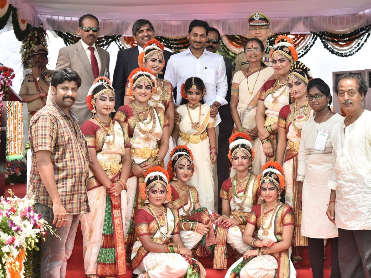 CM YS Jagan hoists national flag at Indira Gandhi stadium Photo Gallery - Sakshi13