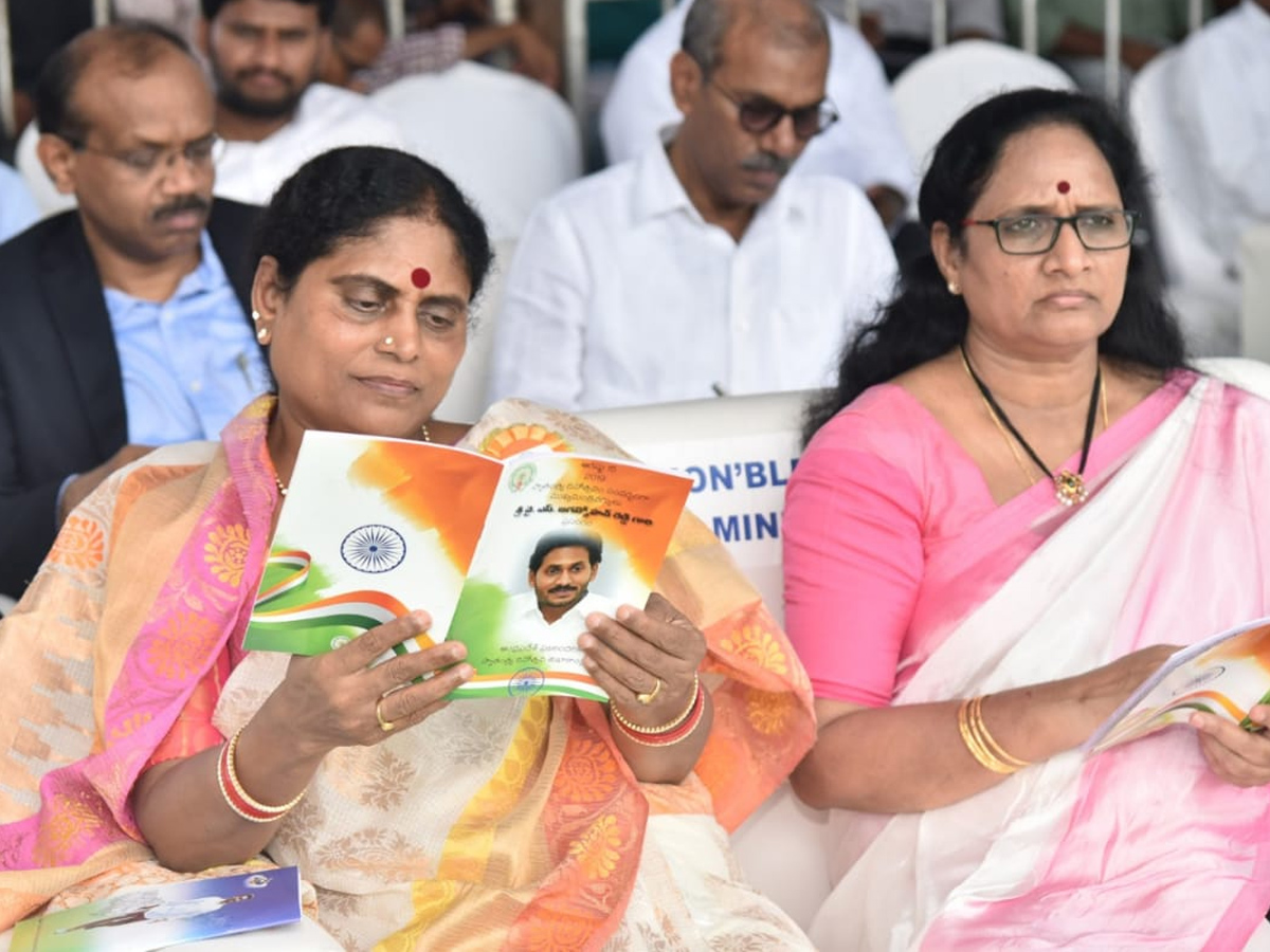 CM YS Jagan hoists national flag at Indira Gandhi stadium Photo Gallery - Sakshi14