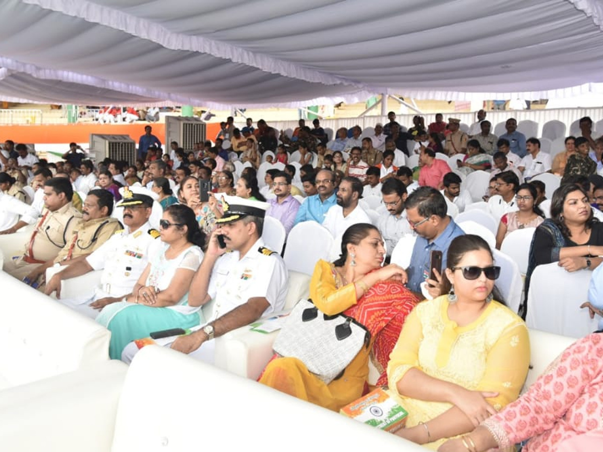 CM YS Jagan hoists national flag at Indira Gandhi stadium Photo Gallery - Sakshi15