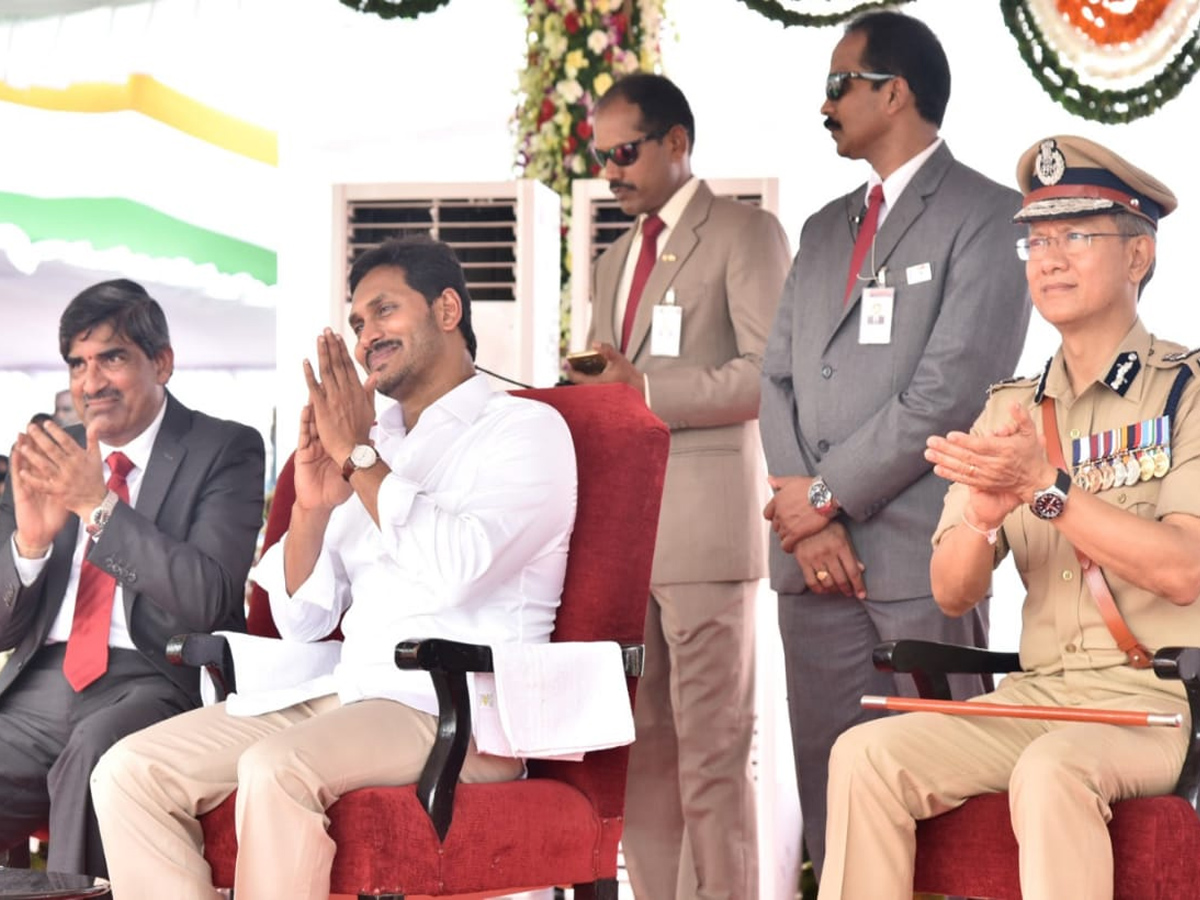 CM YS Jagan hoists national flag at Indira Gandhi stadium Photo Gallery - Sakshi16