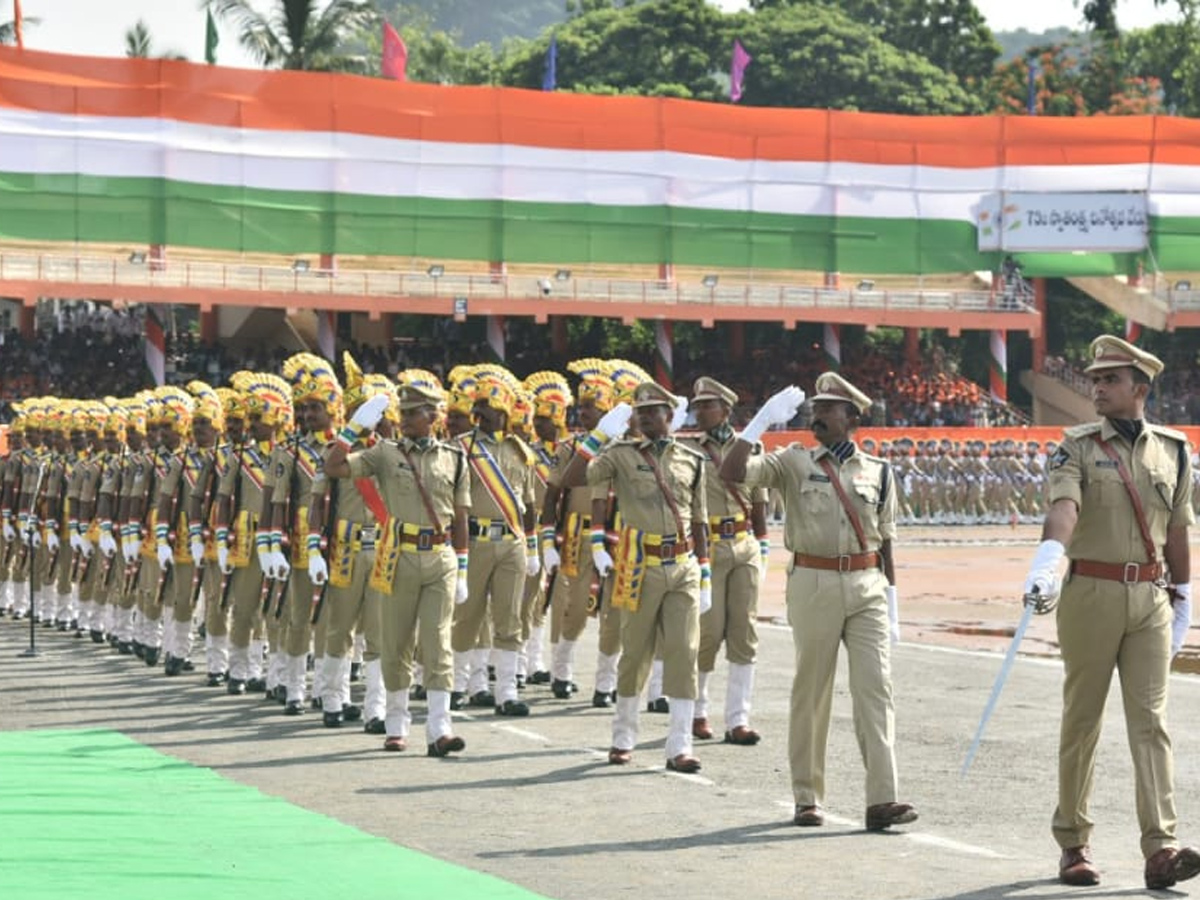 CM YS Jagan hoists national flag at Indira Gandhi stadium Photo Gallery - Sakshi17