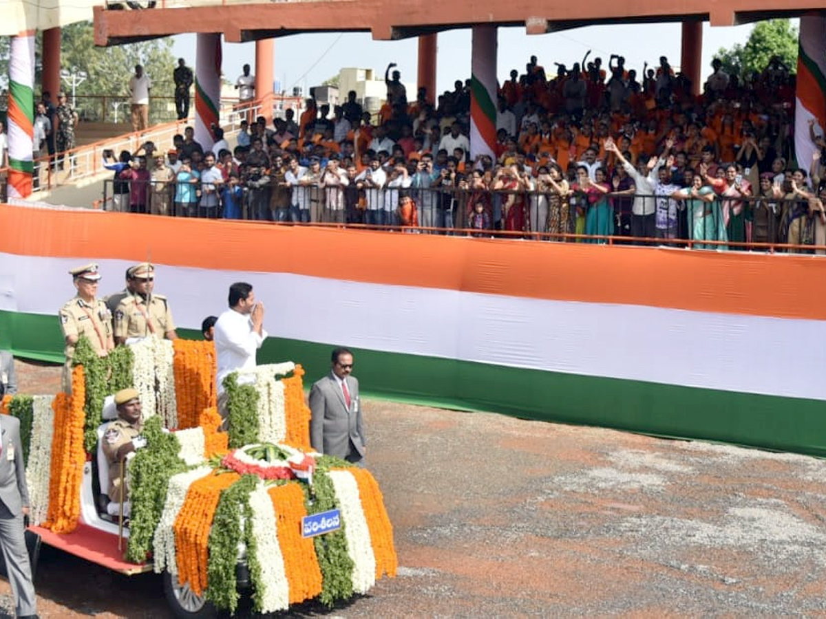 CM YS Jagan hoists national flag at Indira Gandhi stadium Photo Gallery - Sakshi18