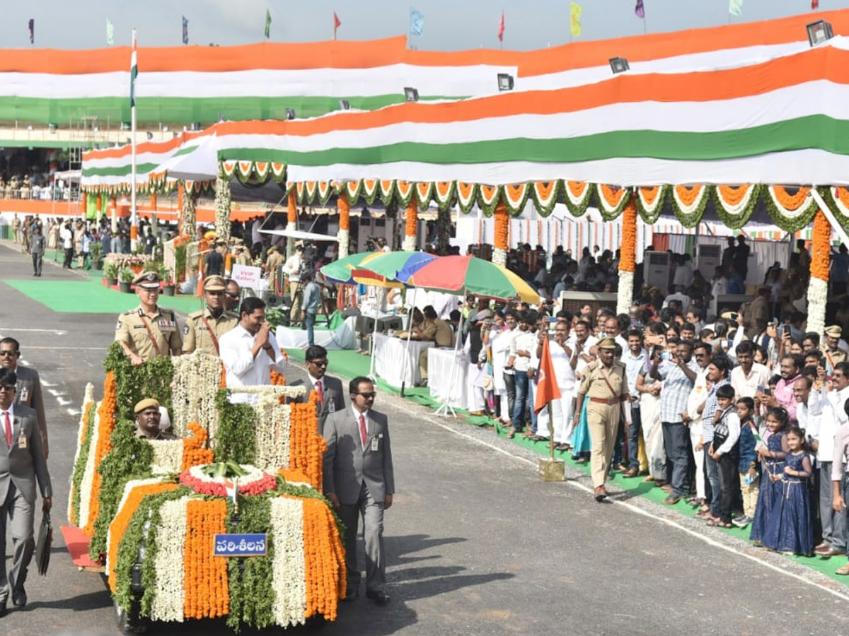 CM YS Jagan hoists national flag at Indira Gandhi stadium Photo Gallery - Sakshi19