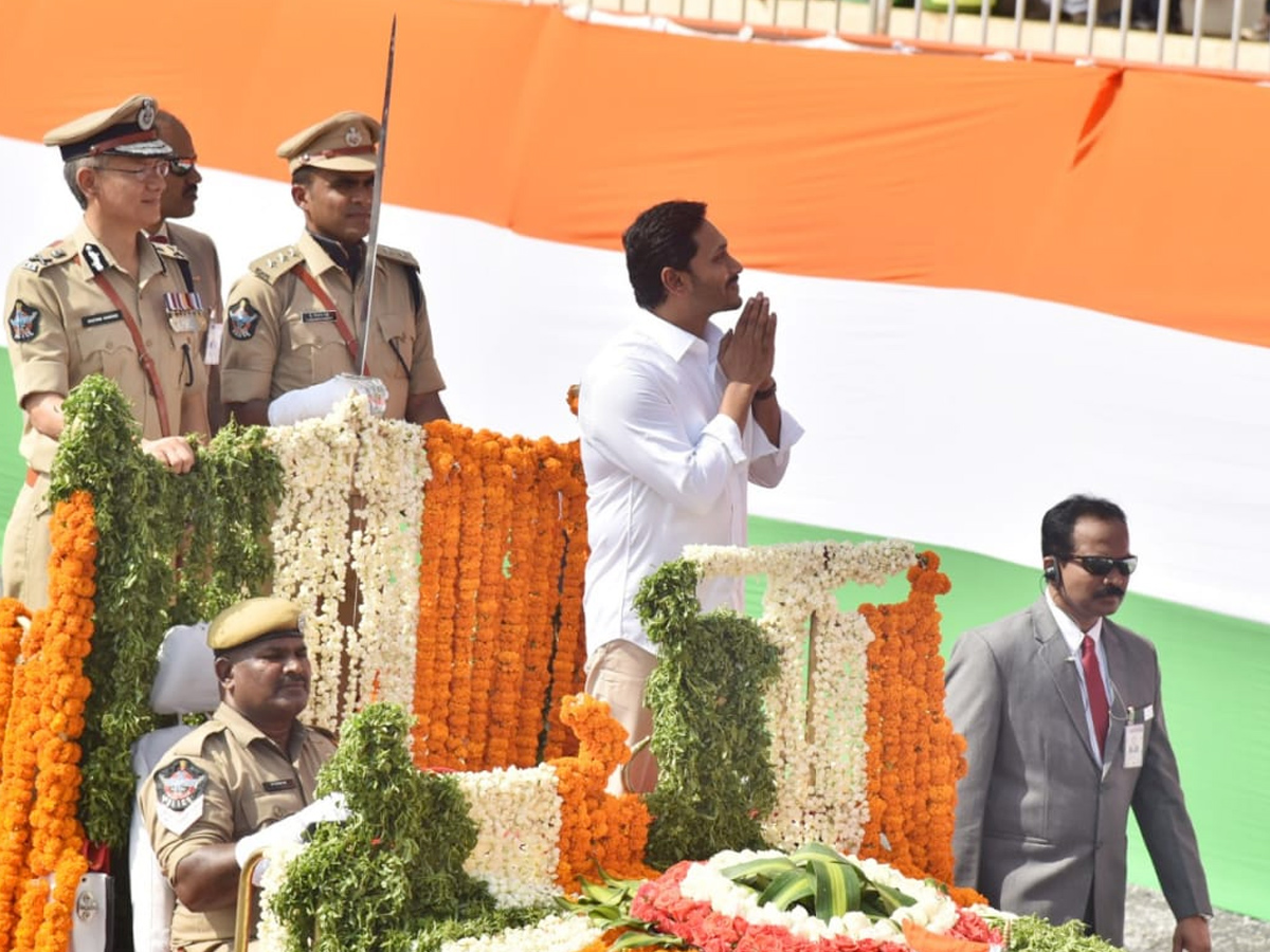 CM YS Jagan hoists national flag at Indira Gandhi stadium Photo Gallery - Sakshi20