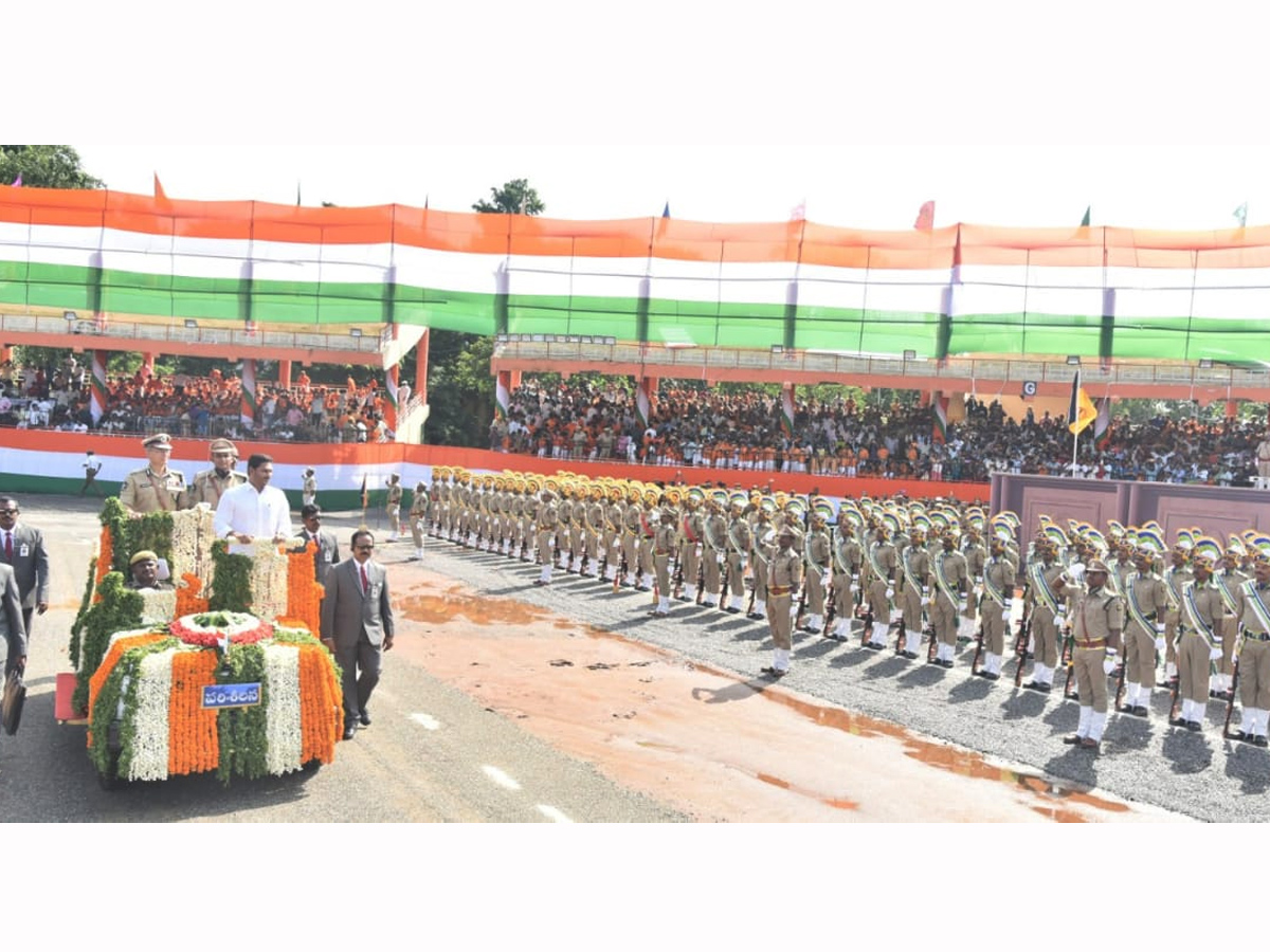 CM YS Jagan hoists national flag at Indira Gandhi stadium Photo Gallery - Sakshi21