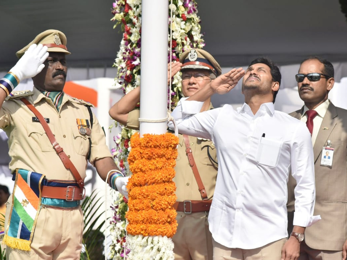 CM YS Jagan hoists national flag at Indira Gandhi stadium Photo Gallery - Sakshi22