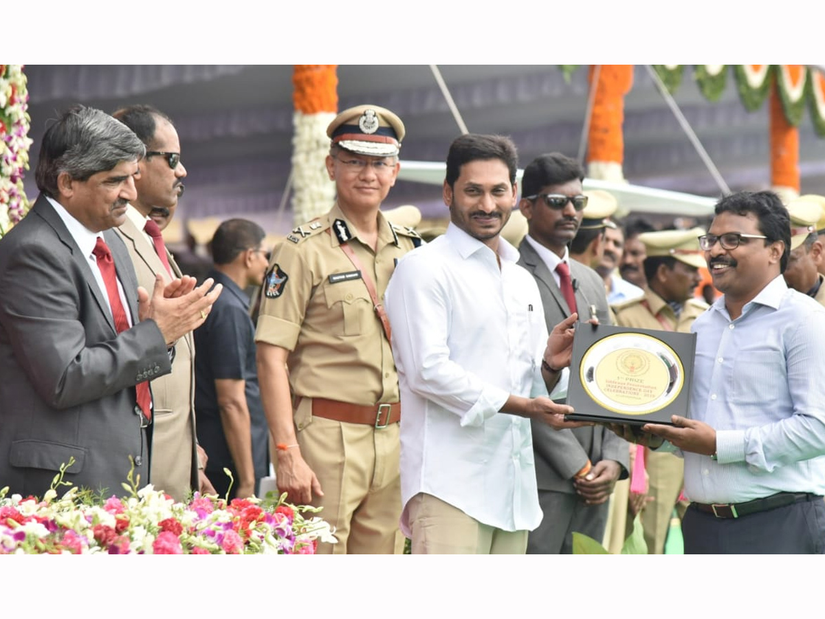 CM YS Jagan hoists national flag at Indira Gandhi stadium Photo Gallery - Sakshi23