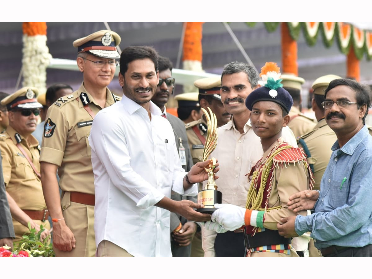 CM YS Jagan hoists national flag at Indira Gandhi stadium Photo Gallery - Sakshi24