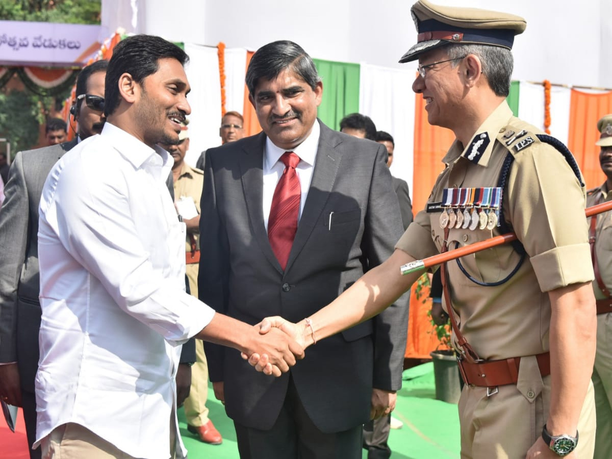 CM YS Jagan hoists national flag at Indira Gandhi stadium Photo Gallery - Sakshi25