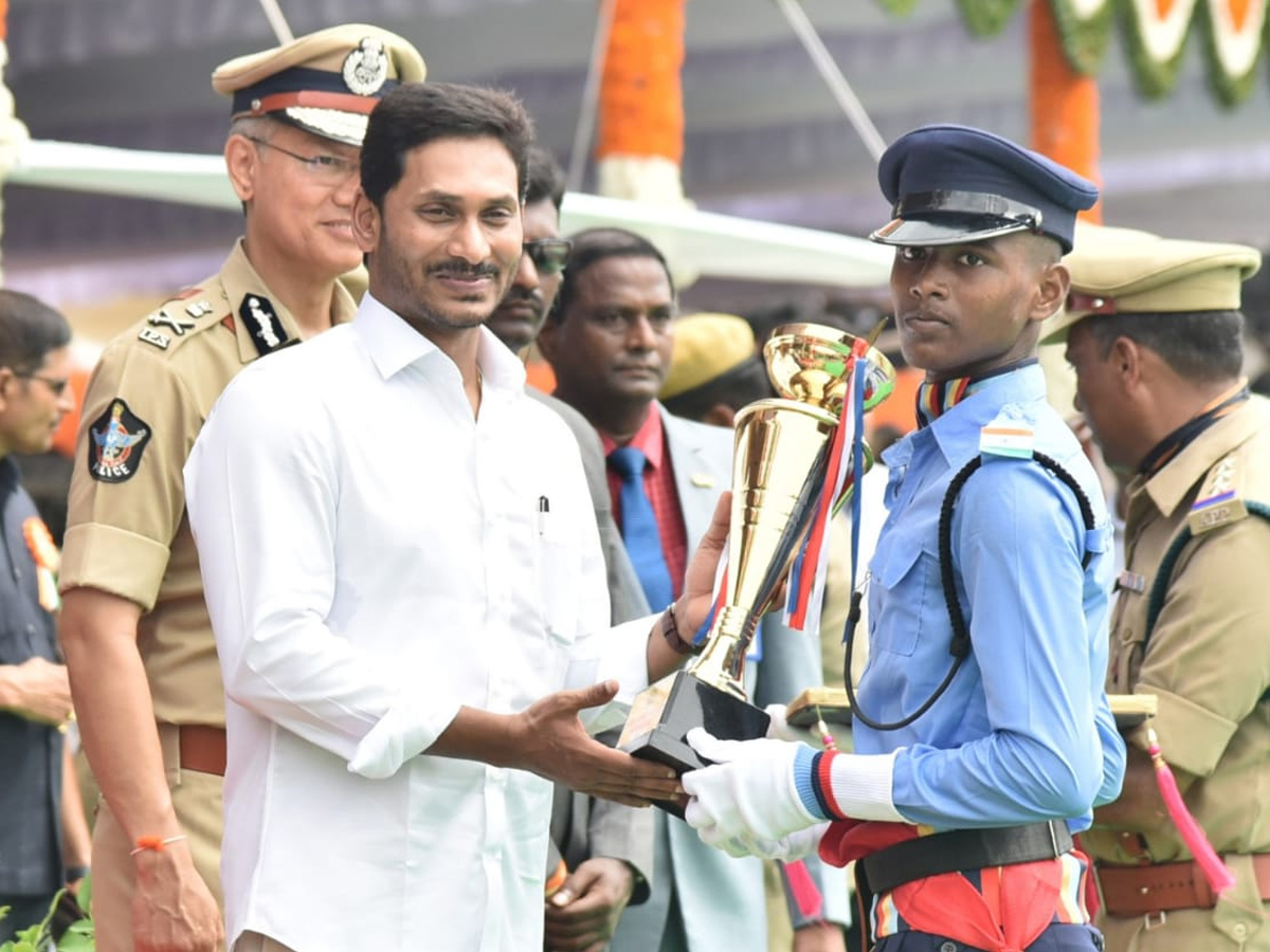 CM YS Jagan hoists national flag at Indira Gandhi stadium Photo Gallery - Sakshi27