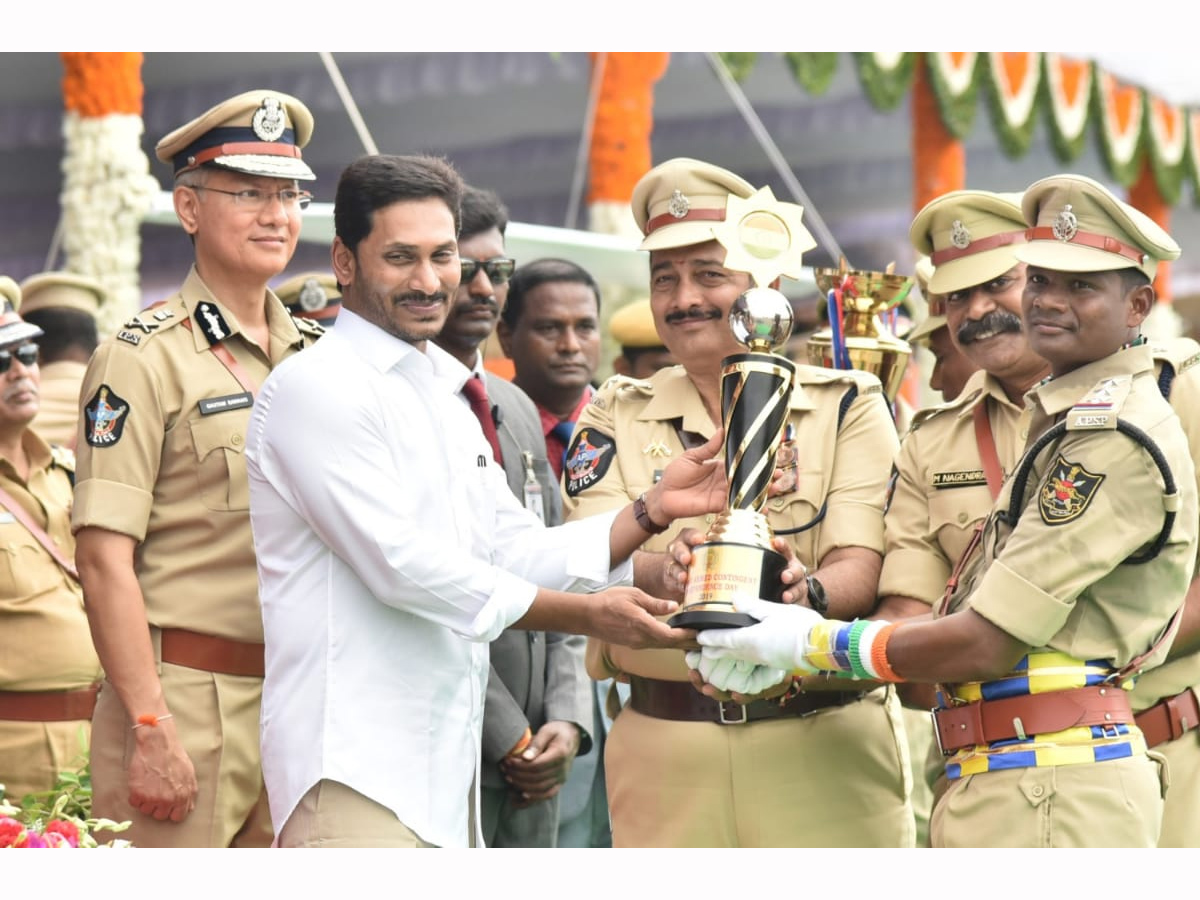 CM YS Jagan hoists national flag at Indira Gandhi stadium Photo Gallery - Sakshi28