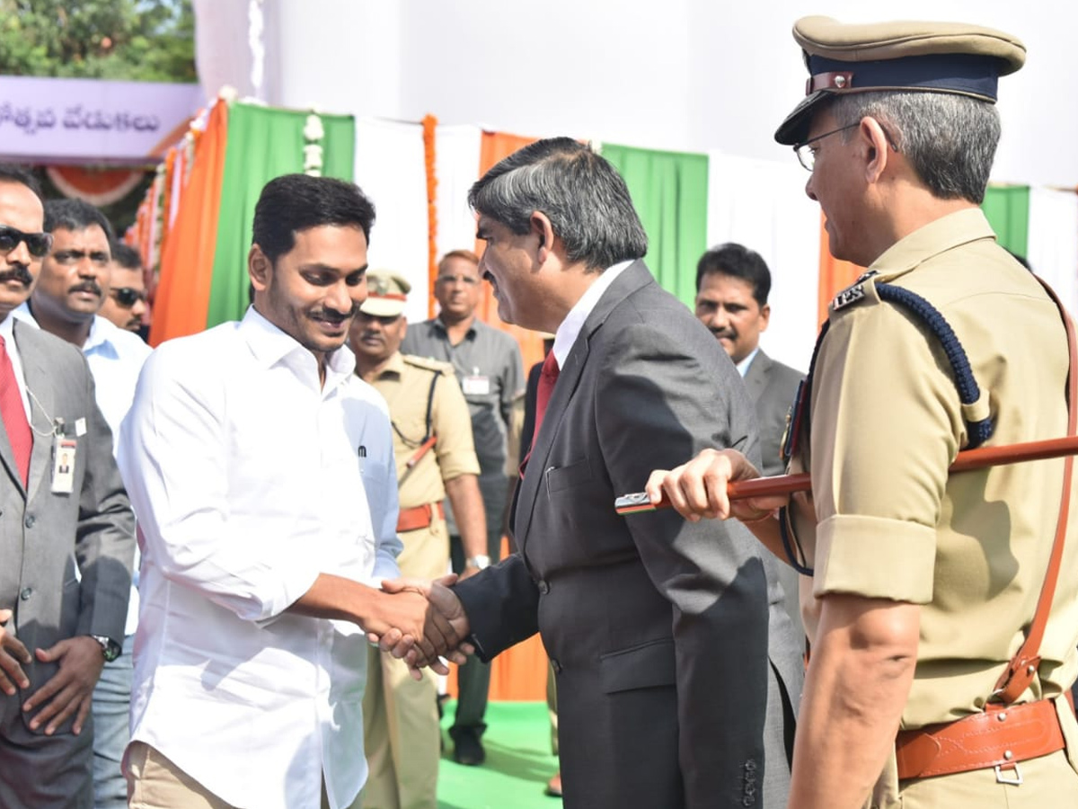 CM YS Jagan hoists national flag at Indira Gandhi stadium Photo Gallery - Sakshi29